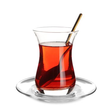 Beyaz arka planda bir bardak lezzetli Türk çayı.