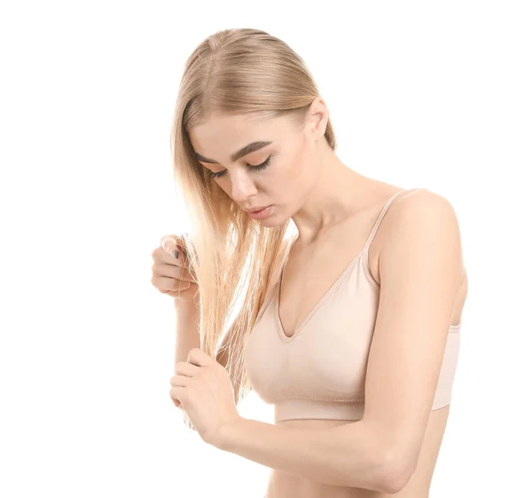 Jovem Penteando Seu Cabelo Contra Fundo Branco — Fotografia de Stock