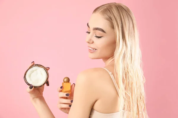Mooie Jonge Vrouw Met Kokosolie Kleur Achtergrond — Stockfoto