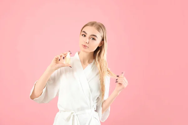 Hermosa Mujer Joven Con Aceite Sobre Fondo Color —  Fotos de Stock