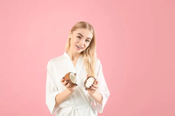 Hermosa Mujer Joven Con Coco Sobre Fondo Color —  Fotos de Stock