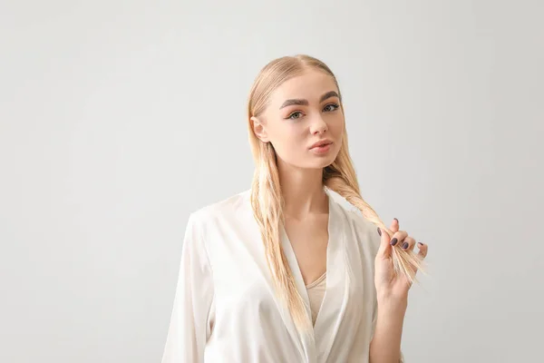 Hermosa Joven Con Cabello Sano Sobre Fondo Gris —  Fotos de Stock