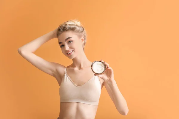 Hermosa Mujer Joven Con Coco Sobre Fondo Color — Foto de Stock