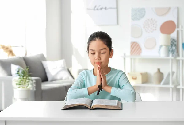 Cute Little Asian Girl Praying Home — Stock Photo, Image