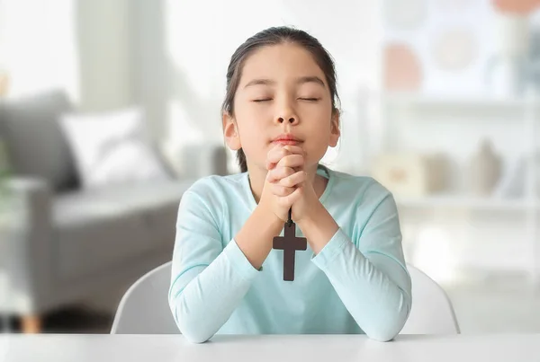Χαριτωμένο Κοριτσάκι Ασιάτισσα Προσεύχεται Στο Σπίτι — Φωτογραφία Αρχείου