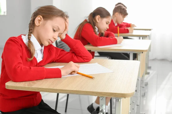 Alunos Passando Exame Escola — Fotografia de Stock