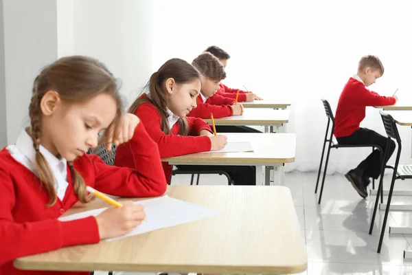 Alunos Passando Exame Escola — Fotografia de Stock