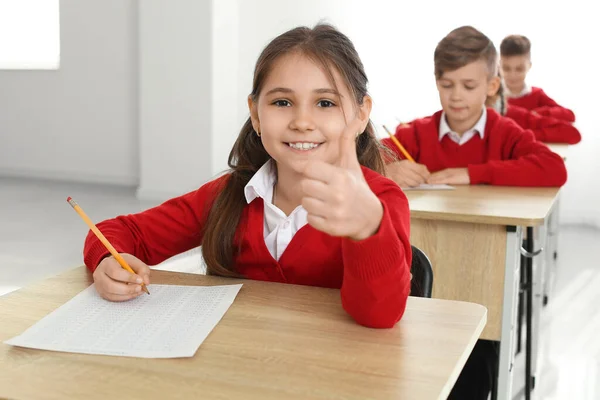 Alunos Passando Exame Escola — Fotografia de Stock