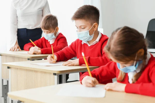 Alumnos Con Máscaras Médicas Que Pasan Examen Escuela Concepto Epidemia —  Fotos de Stock
