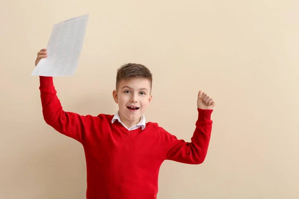 Aluno Com Folha Resposta Para Teste Escolar Fundo Cor — Fotografia de Stock