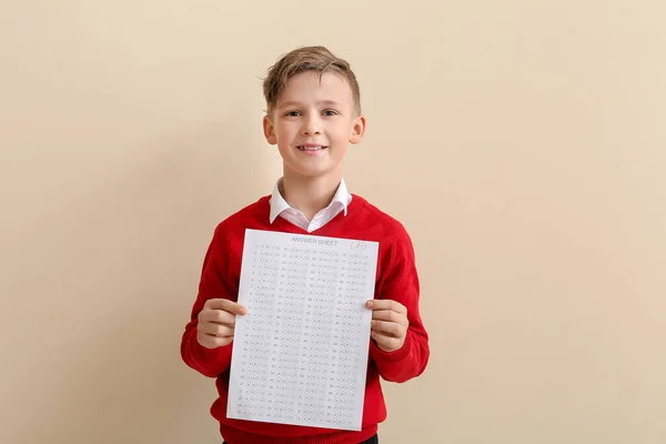 Aluno Com Folha Resposta Para Teste Escolar Fundo Cor — Fotografia de Stock