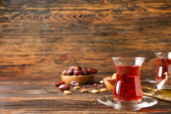 Стакан вкусного турецкого чая на столе
