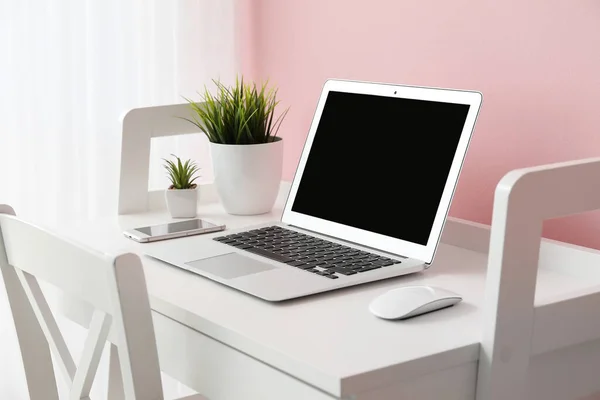 Moderne Laptop Werkplek Kamer — Stockfoto