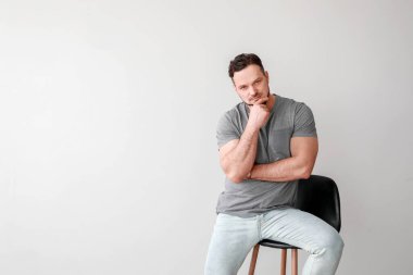 Hafif arkaplanda şık bir adam