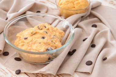 Masada tatlı hamurlu kase