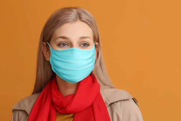 Mulher Bonita Usando Máscara Protetora Fundo Cor Conceito Epidemia — Fotografia de Stock