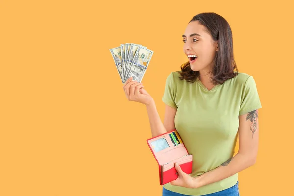 Mujer Joven Con Billetera Dinero Fondo Color — Foto de Stock