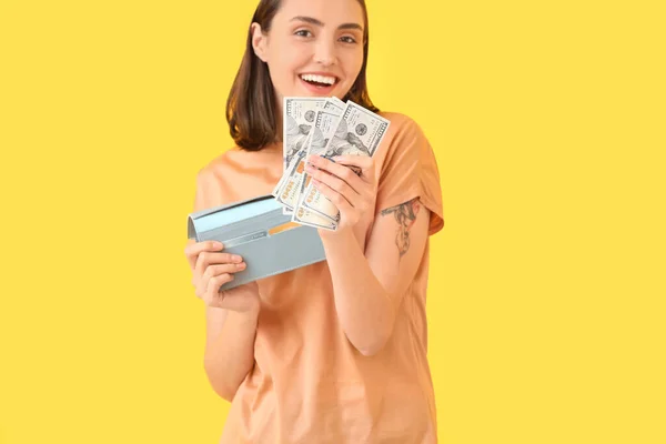 Mujer Joven Con Billetera Dinero Fondo Color — Foto de Stock