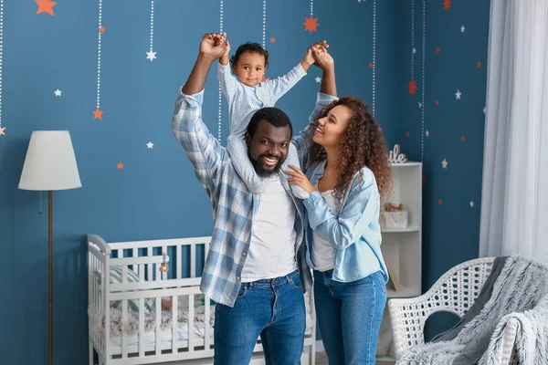 Щасливих Афро Американських Батьків Милим Малюком Вдома — стокове фото