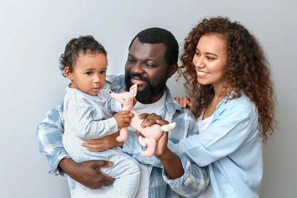 白い背景にかわいい赤ちゃんを持つ幸せなアフリカ系アメリカ人の両親 — ストック写真
