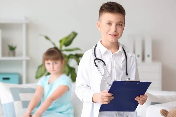 Netter Kleiner Arzt Mit Patient Klinik — Stockfoto