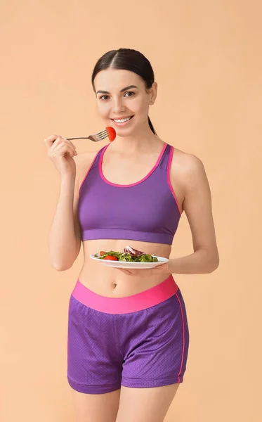 Junge Frau Mit Salat Auf Farbigem Hintergrund Konzept Zur Gewichtsreduktion — Stockfoto