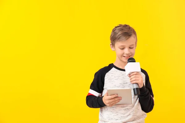 Pequeño Periodista Con Micrófono Tableta Sobre Fondo Color —  Fotos de Stock