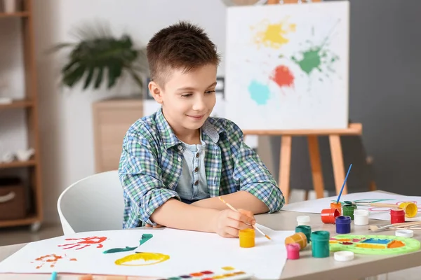 Niedlichen Kleinen Jungen Malen Hause — Stockfoto