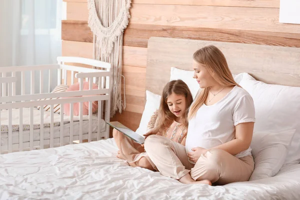 Mulher Grávida Bonita Sua Filhinha Lendo Livro Quarto — Fotografia de Stock