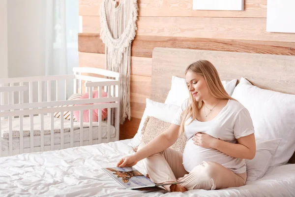 Beautiful Pregnant Woman Reading Book Bedroom — Stock Photo, Image