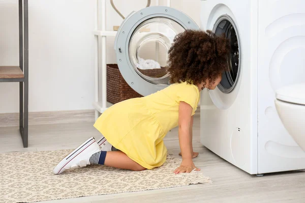 Niña Afroamericana Jugando Con Lavadora Baño Niño Peligro — Foto de Stock