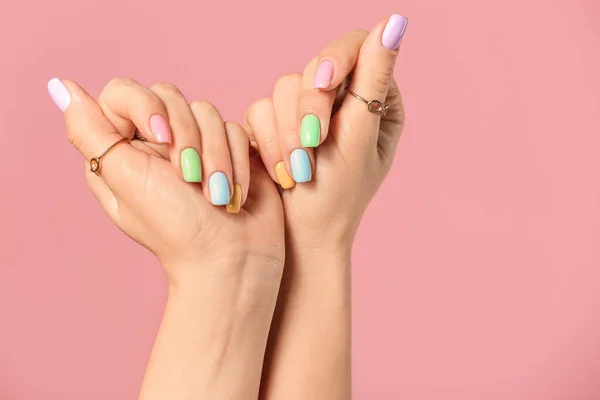 Dłonie Młodej Kobiety Pięknym Manicure Tle Koloru — Zdjęcie stockowe