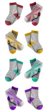 Beyaz arka planda birçok farklı çorap