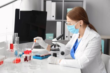 Laboratuvarda çalışan bir doktor. Coronavirüs salgını kavramı