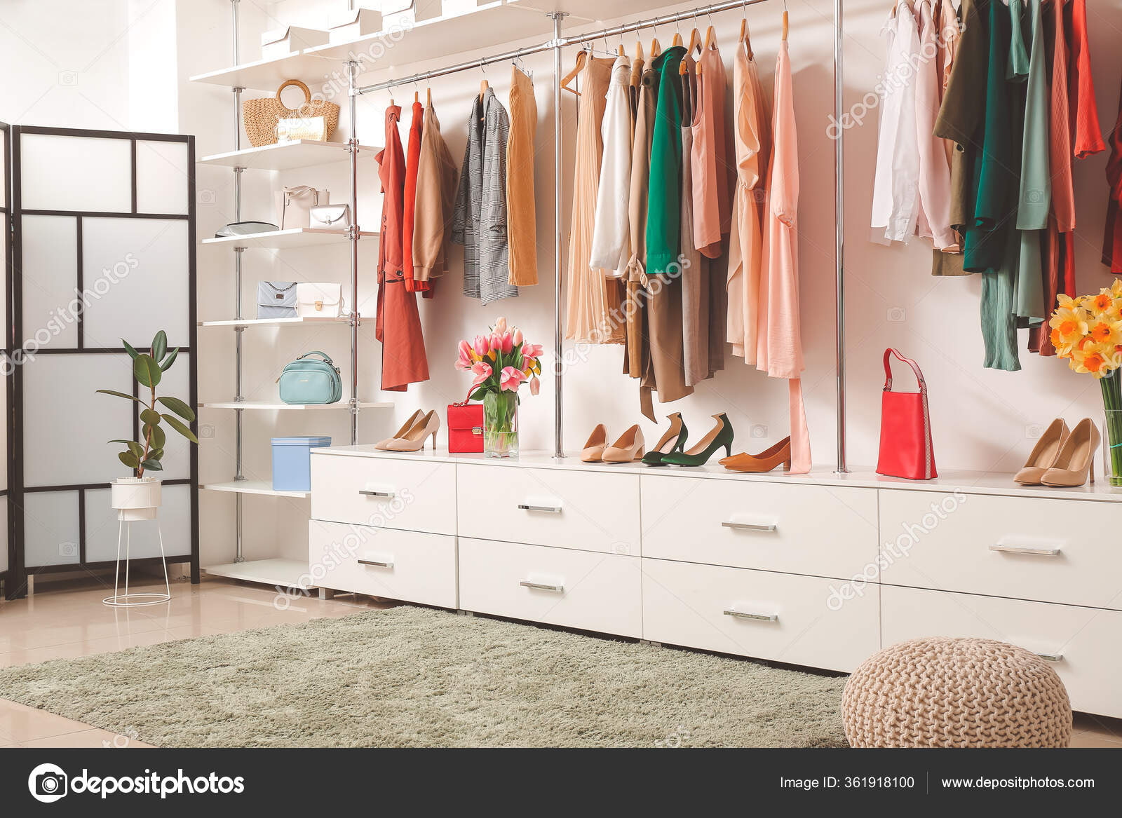 Modern Garderob Med Snygga Vårkläder Och Accessoarer — Stockfotografi ©  serezniy #361918100