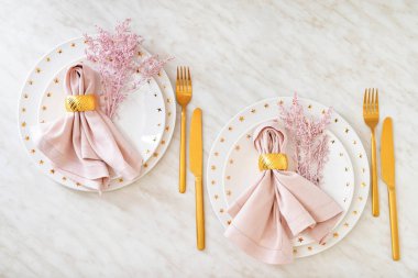 Beyaz arkaplanda güzel basit tablo ayarı