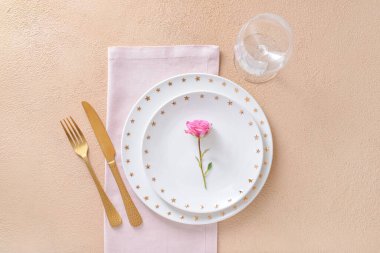 Renk arkaplanı üzerine güzel basit tablo ayarı