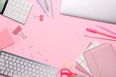 Renkli arkaplanda okul malzemeleri ve bilgisayarlardan oluşan çerçeve