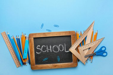 Renk arkaplanında metin okullu malzeme ve karatahta seti