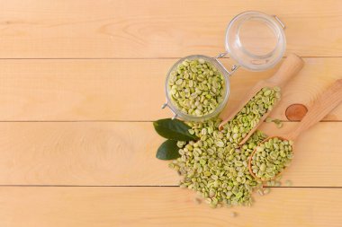 Masadaki yeşil kahve çekirdekleri