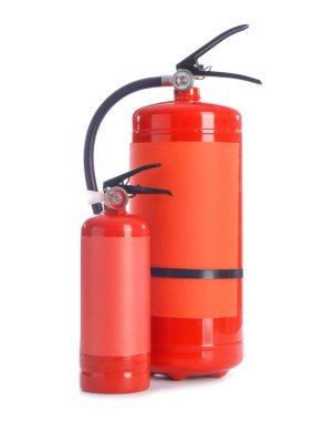 Yangın söndürücüleri beyaz arkaplanda