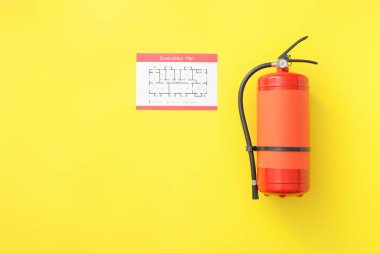 Renkli arka planda yangın söndürücü ve tahliye planı