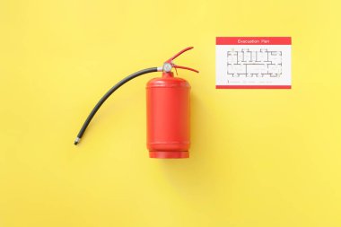 Renkli arka planda yangın söndürücü ve tahliye planı