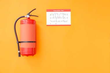 Renkli arka planda yangın söndürücü ve tahliye planı