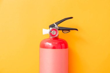 Renk arkaplanında yangın söndürücü