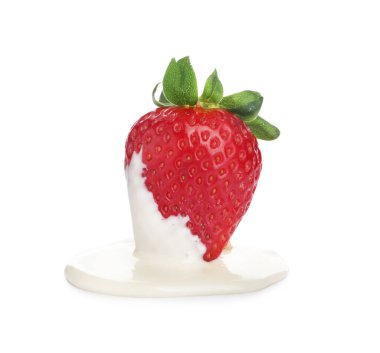 Beyaz arka planda çikolataya batırılmış lezzetli çilek.