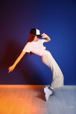 Genç bayan hip-hop dansçısı renk duvarına karşı