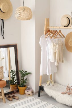 Modern şık giyinme odasının içi.