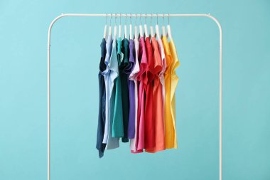 Renkli arka planda asılı giysiler ile Raf