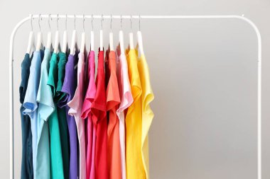 Gri arkaplanda asılı giysiler